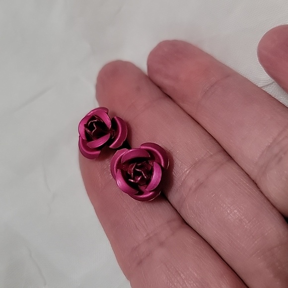 Hot pink rose stud earrings - Picture 3 of 3